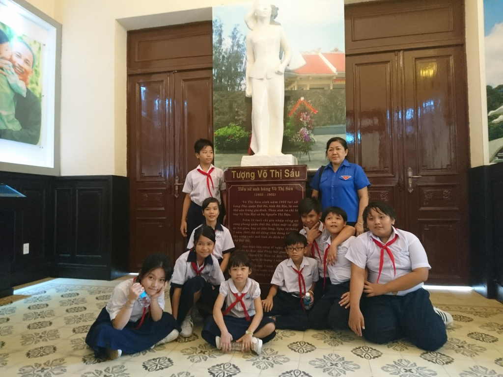 Tham Quan Triển Lãm Ảnh "Trẻ Em Thời Chiến"